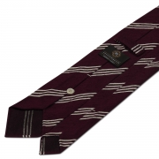 Cravate rayée en shantung de soie bordeaux et beige, roulée à la main