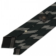 Cravate rayée en shantung de soie vert forêt et beige, roulée à la main
