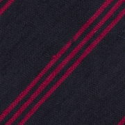 Cravate rayée en shantung de soie bleu marine et rouge roulée à la main